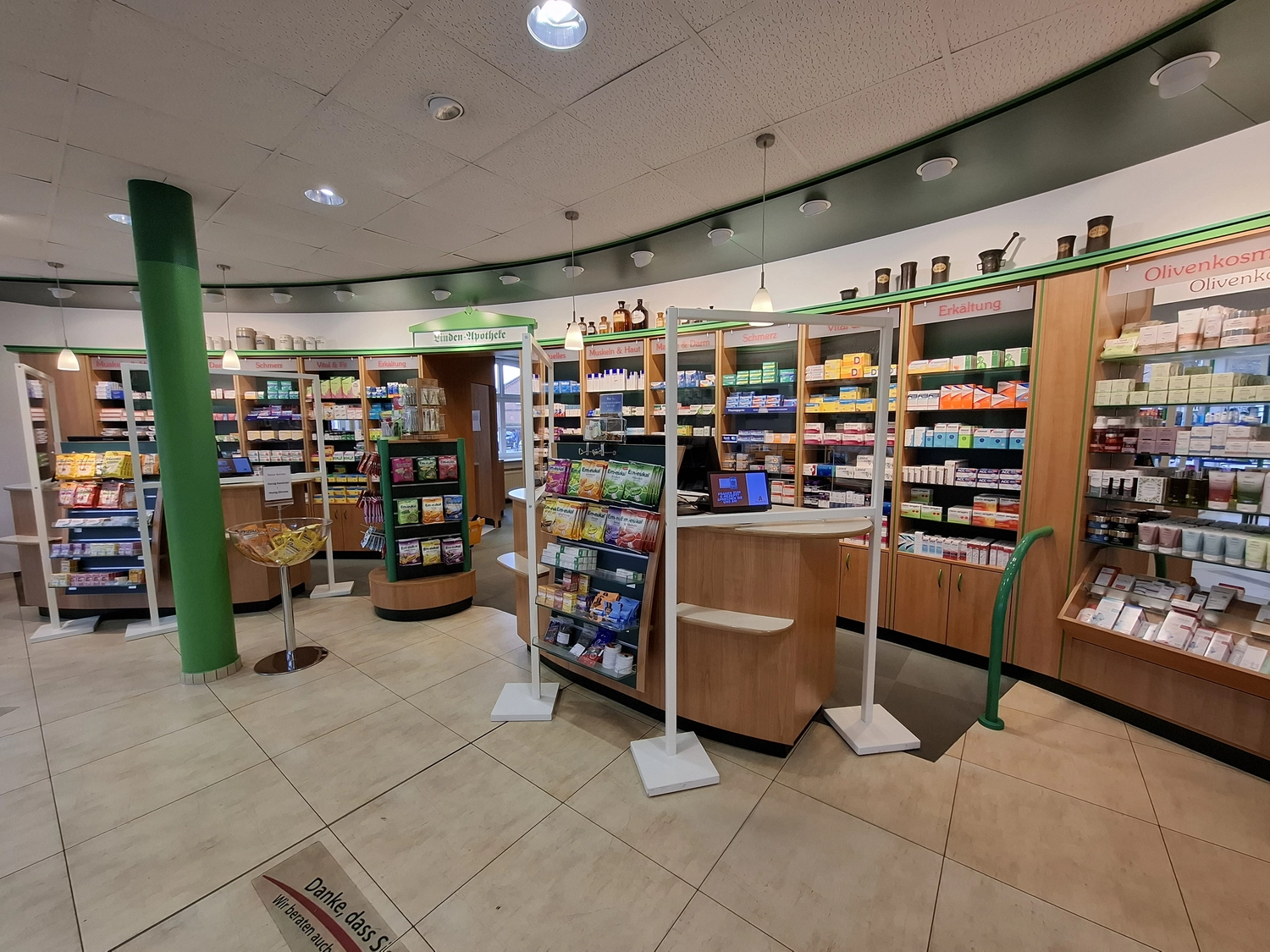 Linden-Apotheke - Pharmazeutische Dienstleistungen & Online-Bestellung - Innenansicht einer gut beleuchteten Apotheke mit Medikamentenregalen.