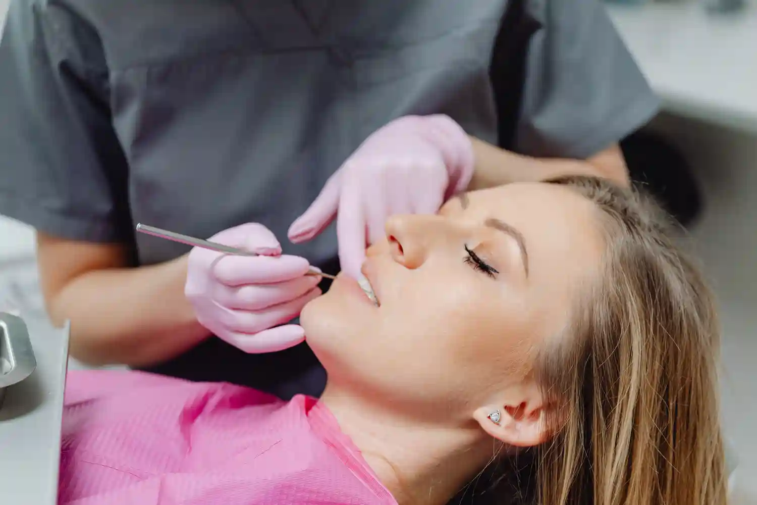 Linden-Apotheke - Pharmazeutische Dienstleistungen & Online-Bestellung - Perfektes, gesundes Lächeln einer jungen Frau. Zahnaufhellung. Patientin in einer Zahnklinik. Das Bild symbolisiert Mundpflege (Zahnmedizin, Stomatologie). Freigestellt auf weißem Hintergrund.