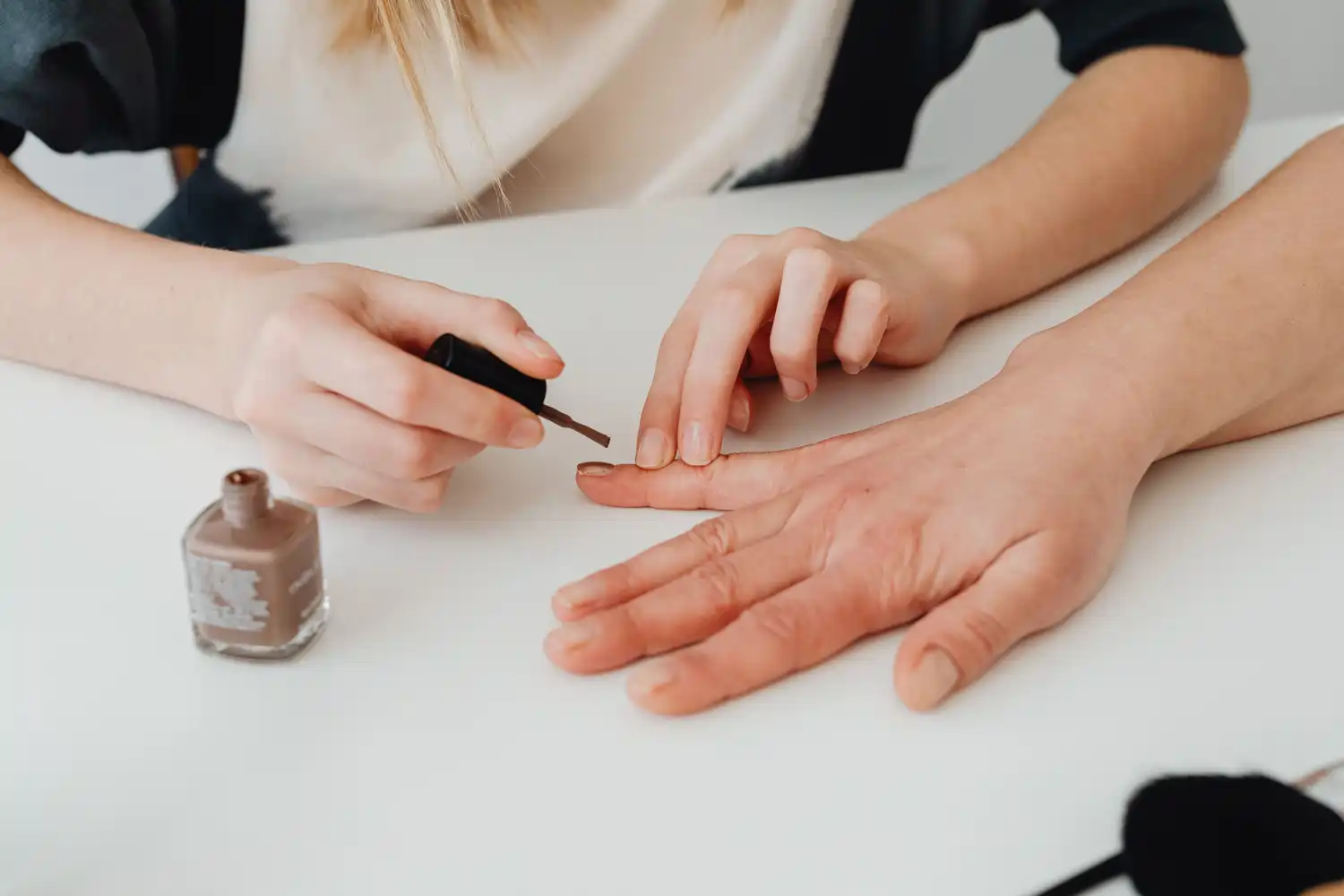 Linden-Apotheke - Pharmazeutische Dienstleistungen & Online-Bestellung - Nahaufnahme eines Frauenfingernagels. Konzept der Nagelpflege.