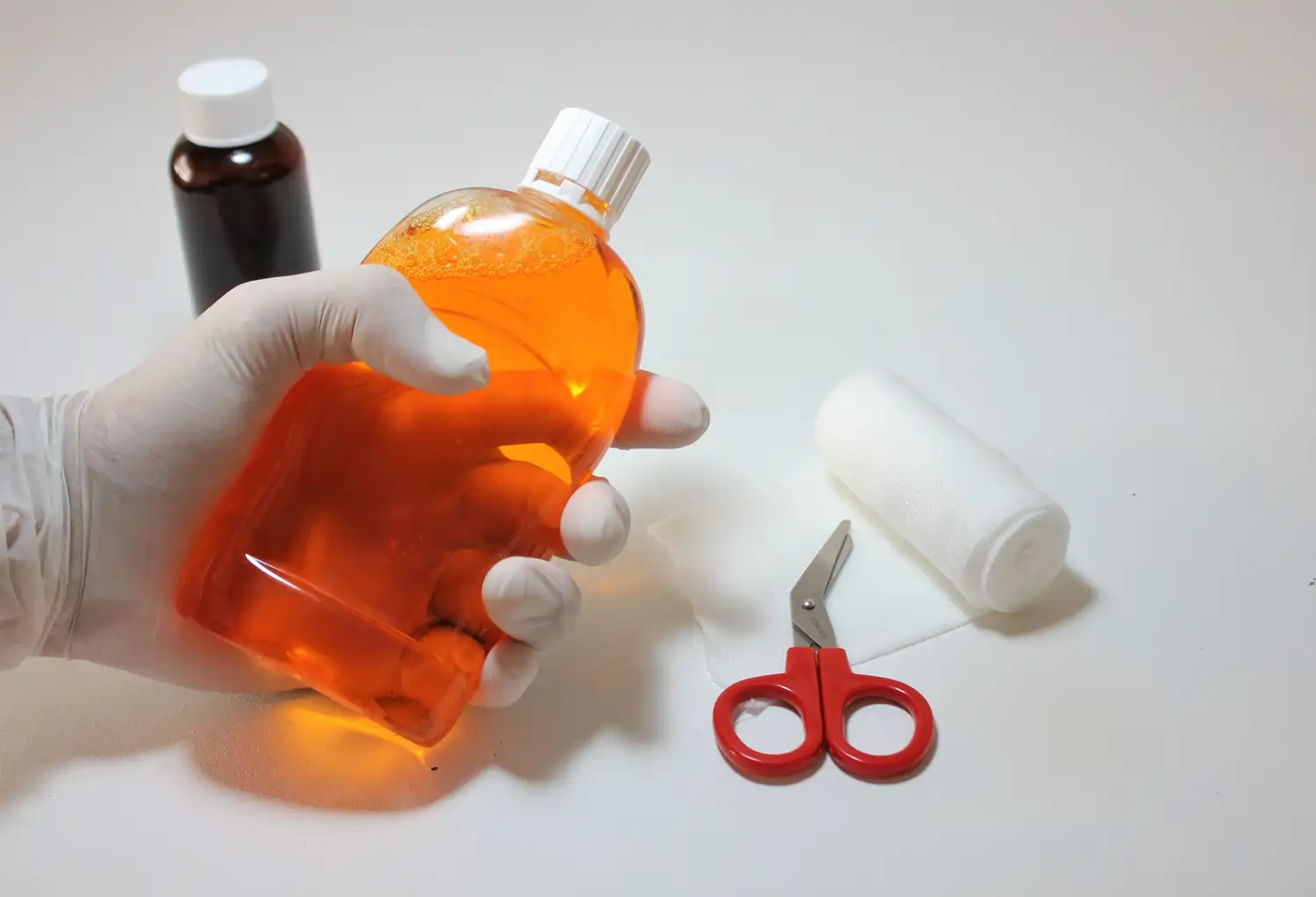 Linden-Apotheke - Pharmazeutische Dienstleistungen & Online-Bestellung - Verbandrollen, Verband, Gummiband, Klebeband, Erste-Hilfe-Materialien, weißer Hintergrund.
